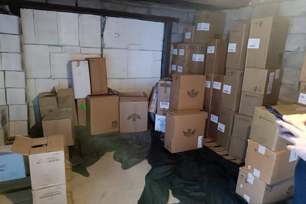 В частном доме у саратовца обнаружили крупную партию контрафактных сигарет и водки